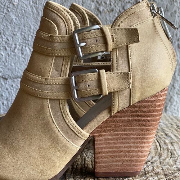 Charles David Naval Booties Retail Value $129 - Picture 4 of 7